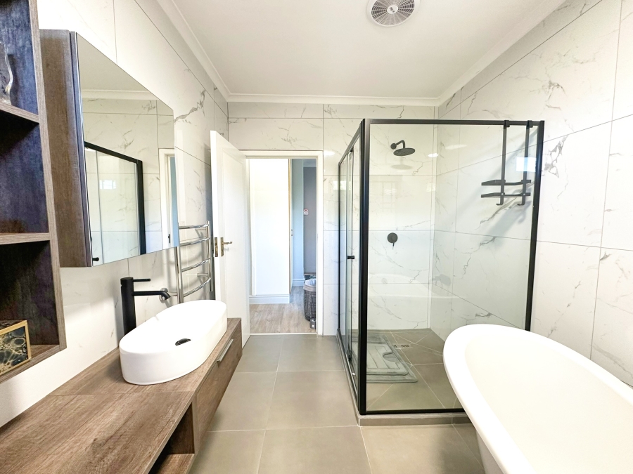 5 Bedroom Property for Sale in The Island Western Cape
